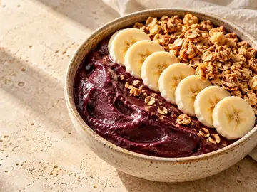 Açaí na Tigela com Banana e Granola